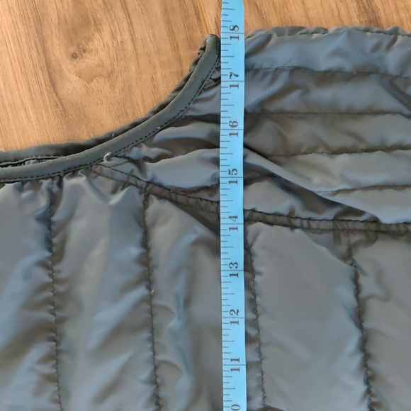 EUC Lightweight hunter green vest - Picture 2 of 5